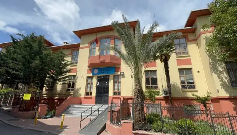Depremde Hasar Gören Okullardan Acil Boşaltma Kararı Alındı