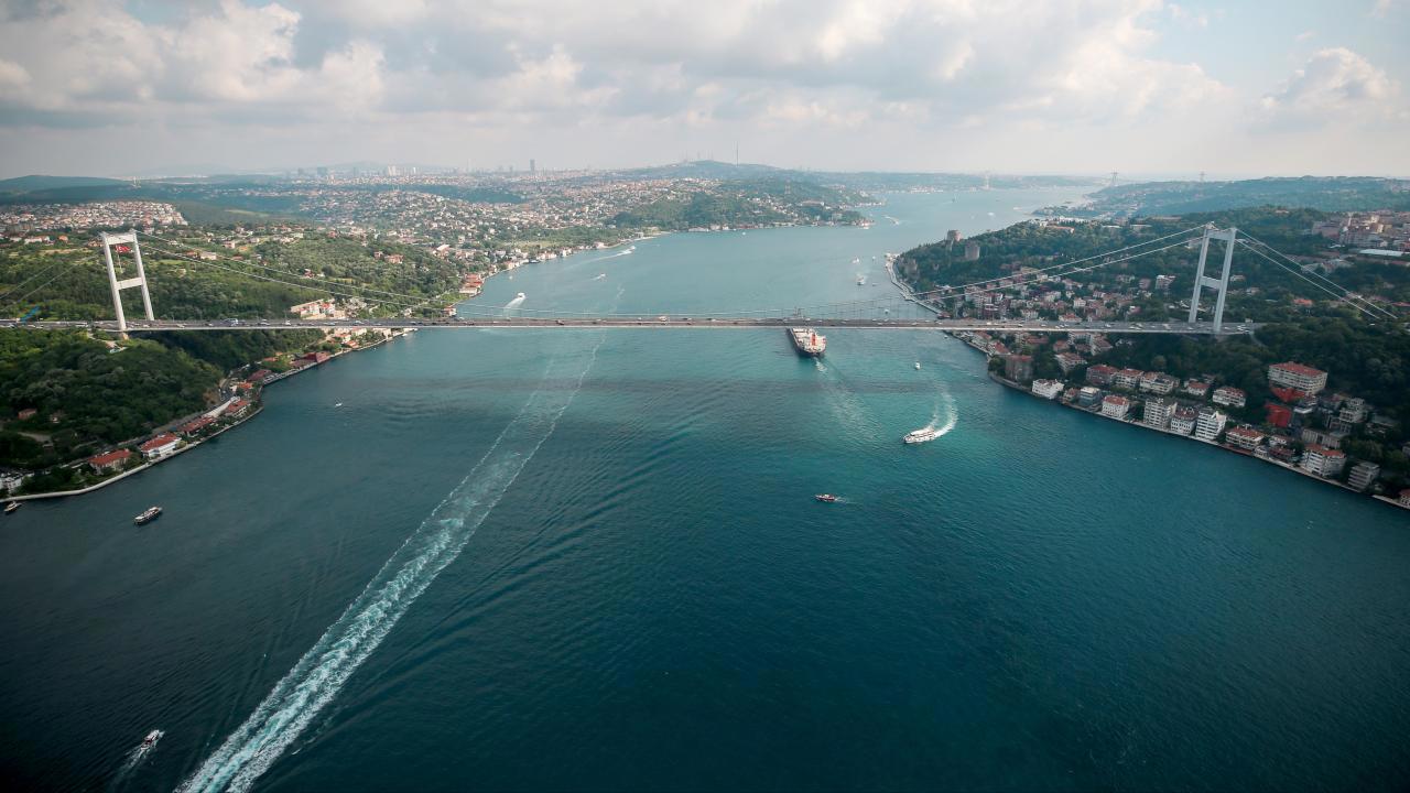 İstanbul Boğazı'nda gemiler bekliyor: 2 kardeş kayıp