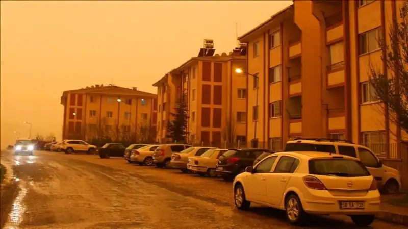 Çöl Tozu ve Sağanak Yağış Birleşiyor: Meteoroloji Uyardı!