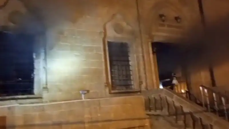 Mardin’deki Cami Yangını, Şehirde Panik ve Endişeye Neden Oldu