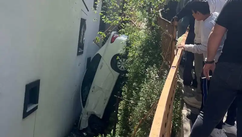 Kağıthane'de Korku Dolu Anlar: Metrelerce Sürüklenen Araç Kazası