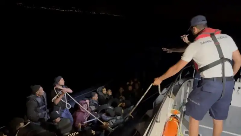 Çeşme Açıklarında Sürüklenen 42 Kaçak Göçmen Kurtarıldı
