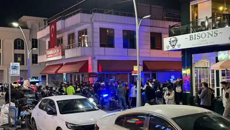 Kafenin Önünde Yaşanan Dehşet: Silahlar Ve Bıçaklar!