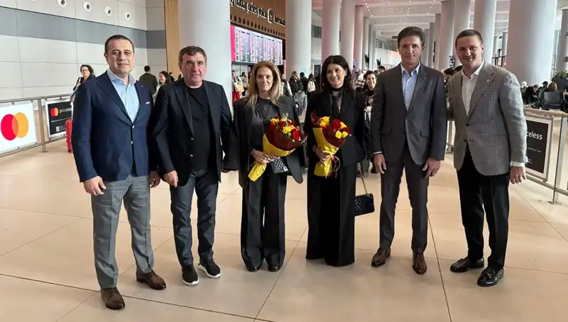 Hagi ve Popescu, İstanbul'da Futbol Tutkunu ile Bir Araya Geldi!