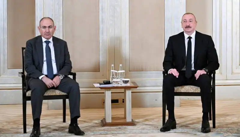 ** Aliyev ve Paşinyan, Barış Görüşmeleri İçin Abu Dabi’de Buluştu**