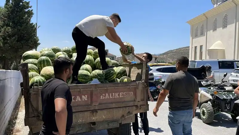 Karpuz Severler İçin Unutulmaz Bir Etkinlik: Tonlarca Karpuz Dağıtımı!