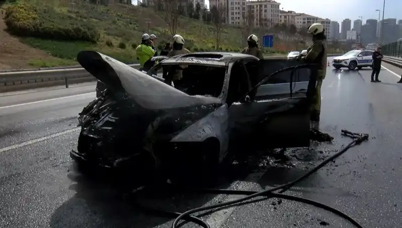 Alev Alev Yanan Otomobil, Saniyeler İçinde Küle Döndü!