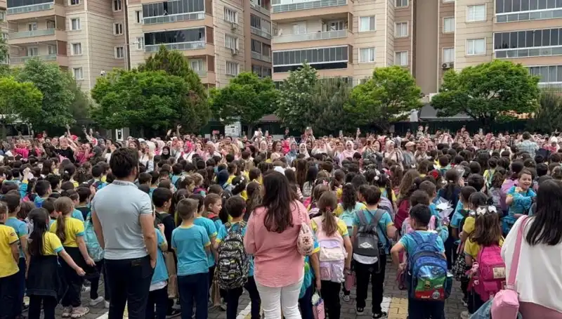 Öğrencilerden Annelerine Duygu Dolu Sürpriz: Gözyaşlarıyla Dolu Anlar