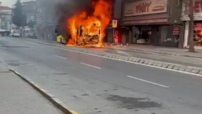 Ümraniye'de Korkunç Yangın: Aniden Alevler Sardı, Olay Yerinde Neler Oldu?