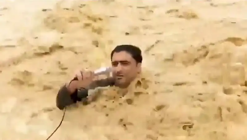Yayın Sırasında Sel Sularına Kapılan Sunucunun Yaşadığı Dehşet Anları