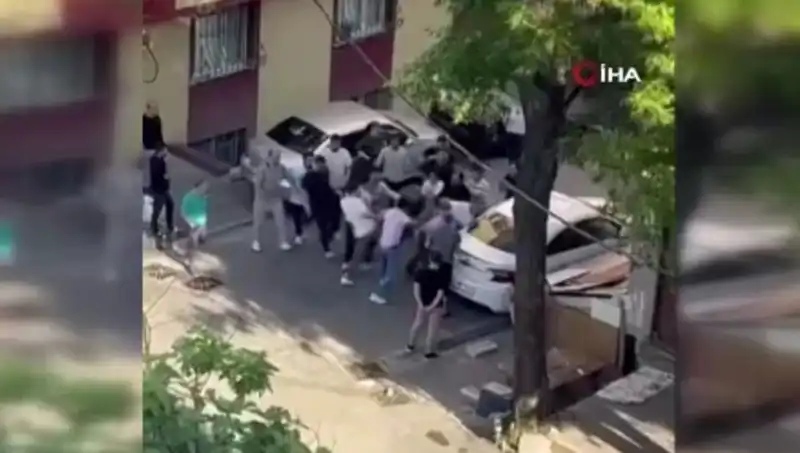 Kapıları Zorlayan Madde Bağımlısına Verilen Meydan Dayağı Gündem Oldu
