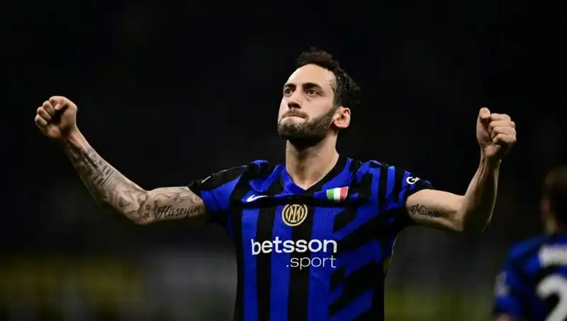 Hakan Çalhanoğlu Tatilde Ama Inter Onu Bekliyor: Menajeriyle Görüşme Gerçekleşti