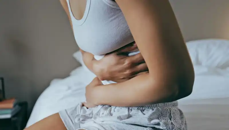 22 Yaşındaki Genç Kızın Bağırsak Kanseri Hikayesi: Belirtiler Göz Ardı Edildi