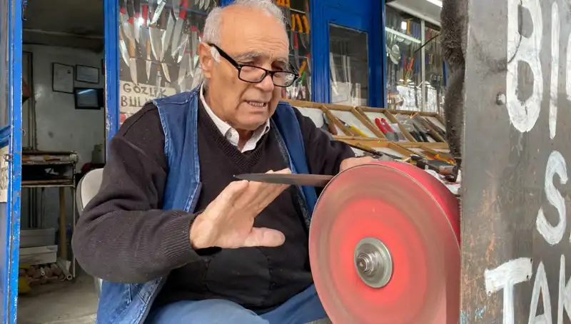 81 Yaşındaki Usta Efsane: Erhan Amca Mesleğinin Tutkusunu Sürdürüyor