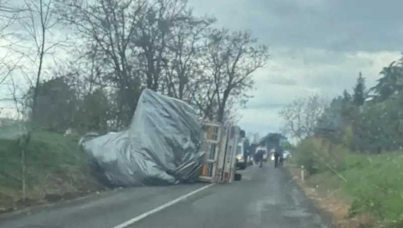Tekirdağ'da Saman Yüklü TIR Devrildi: İhbar Sonrası Olay Yerinde Neler Oldu?