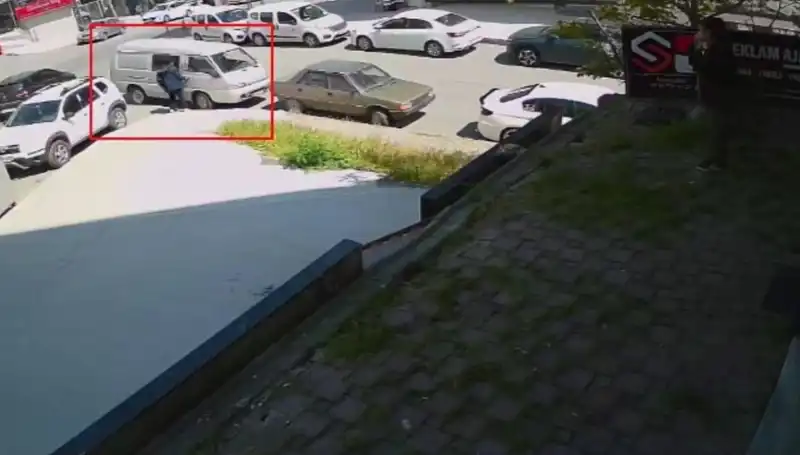 Aracını Çalmaya Çalışan Hırsızı Suçüstü Yakalayarak Polisi Haberdar Etti