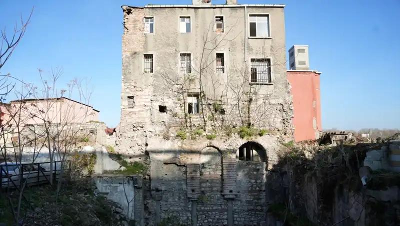 İstanbul’un Bin 600 Yıllık Tarihi Binası: Dört Dönem ve Efsaneler