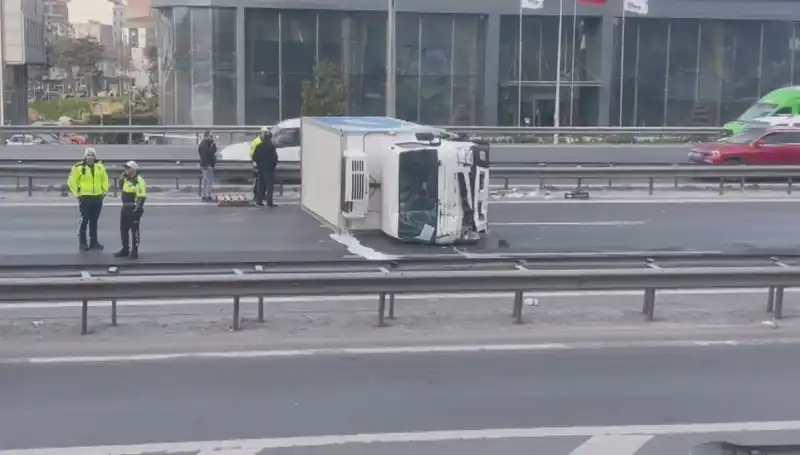 Basın Ekspress’te kamyonet devrildi: Trafik akışı etkileniyor