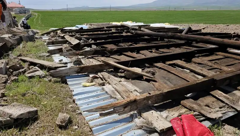 Bitlis’te Fırtına Dehşeti: Çatılar Uçtu, Hayat Durma Noktasına Geldi