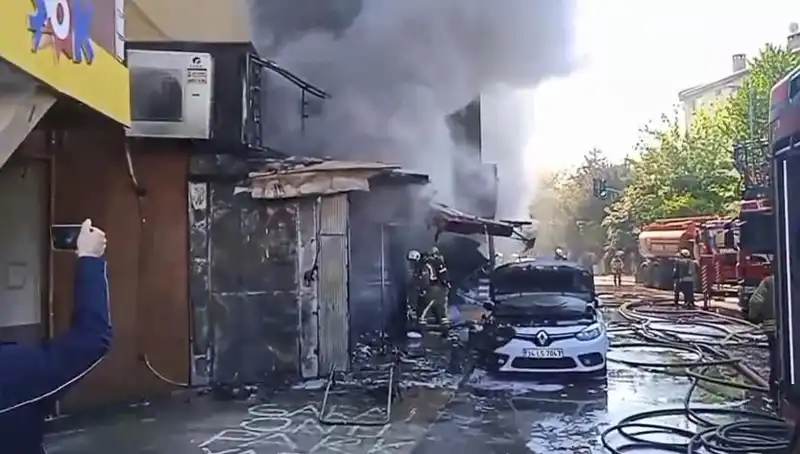 Ümraniye'de Hediyelik Eşya Dükkanında Yangın: Olay Yerinden Canlı Gelişmeler