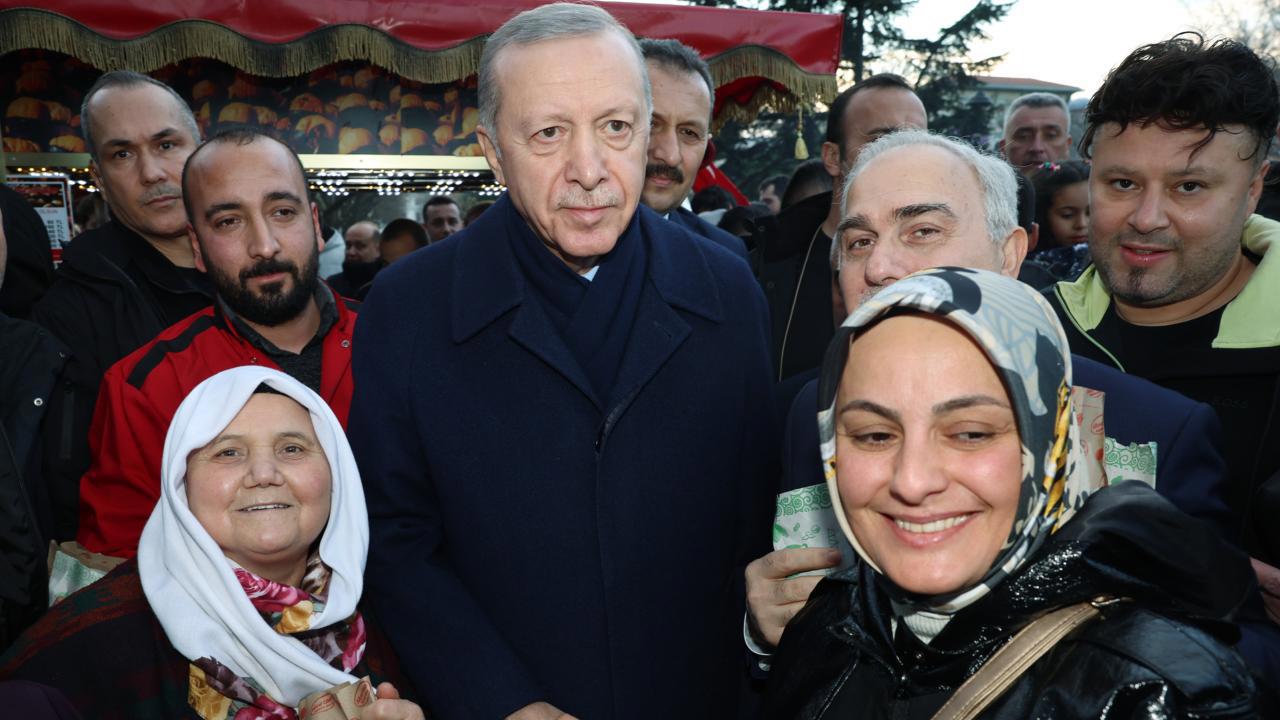 Cumhurbaşkanı Erdoğan, Sultanahmet'te vatandaşların kandilini kutladı