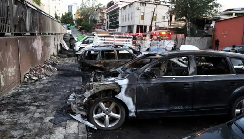 Sanayi Bölgesinde Bekleyen Araçlar Alev Alev! Yangının Nedeni Merak Ediliyor