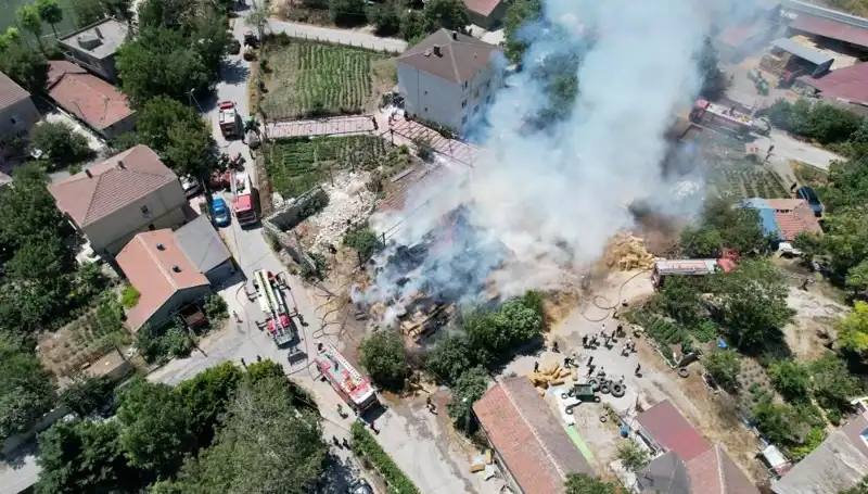 Arnavutköy'de Yangın: Saman Balyaları Alev Alev Yandı