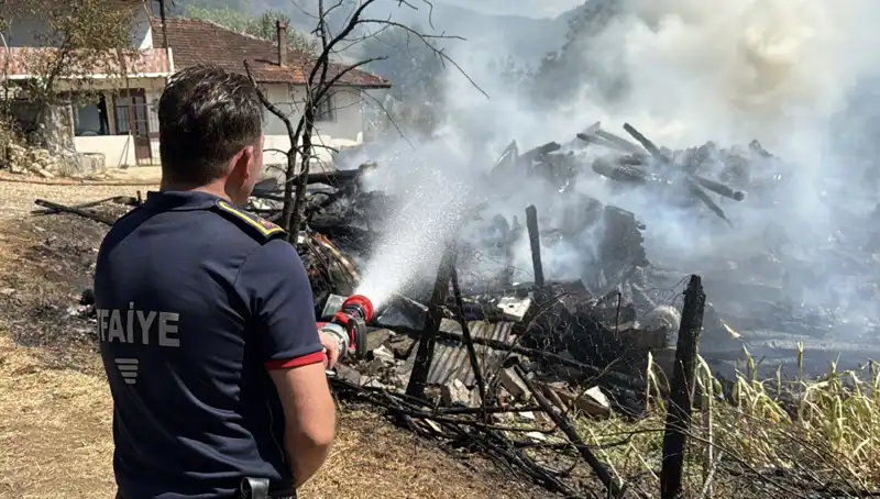 Evdeki Yangın Orman Yangınına Dönüştü: Ekipler Çalışmalarına Devam Ediyor