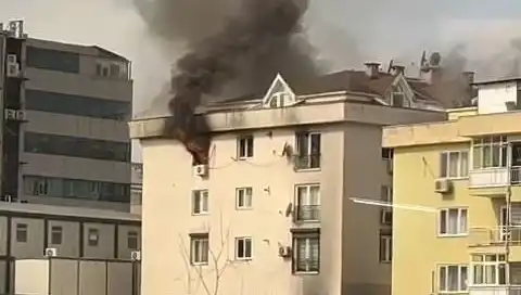 Mecidiyeköy'de Dört Katlı Bina Alev Alev! Yangın Paniği Yüzlerce Kişiyi Sardı