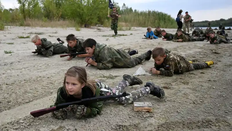 8 Yaşındaki Çocuklar Rusya'da Askeri Kamp Eğitimi Alıyor