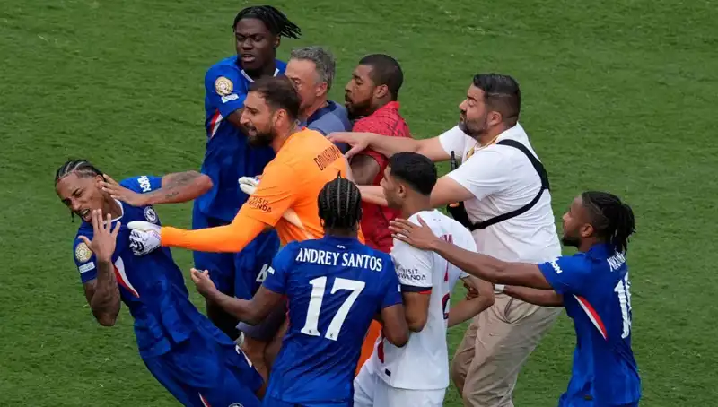 Dev Finalde Şok Eden Olay: Teknik Direktör Futbolcuyu Yumrukladı!