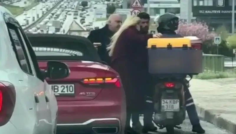 D-100'de Gergin Anlar: Motokuryeye Tabanca Çeken Sürücü İhbar Edildi