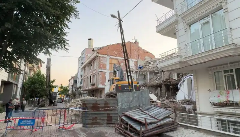 Yıkım Sırasında Kopan Elektrik Kabloları İki Sokağı Karanlığa Gömüldü