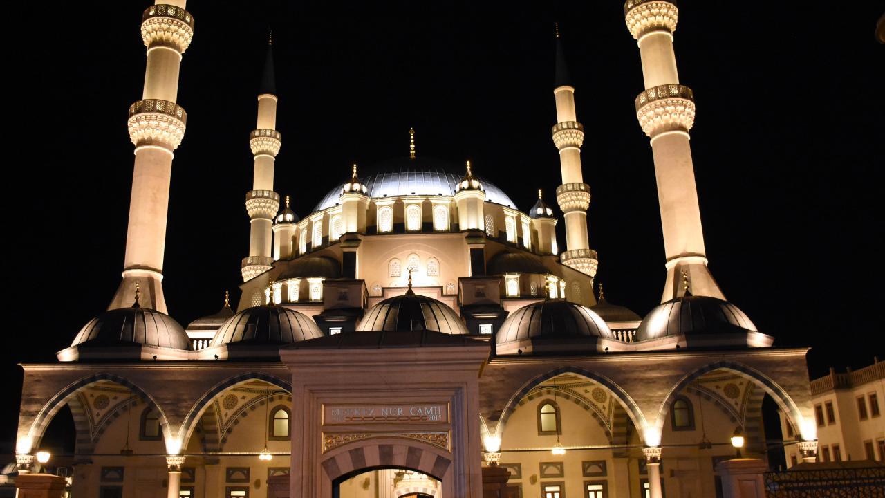 Üç aylar başladı: Regaip Kandili kutlamaları yarın başlıyor