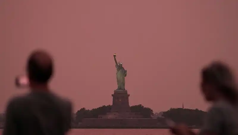 Kanada Yangınlarının Dumanı New York'u Sararken, Şehir Nefes Almada Zorlanıyor