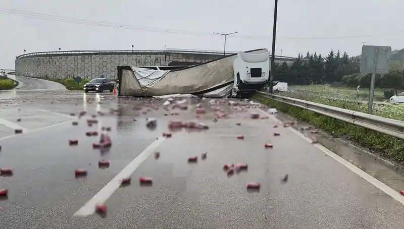TIR Devrildi, Yolda Alkollü İçkilerle Tahribat Oluştu