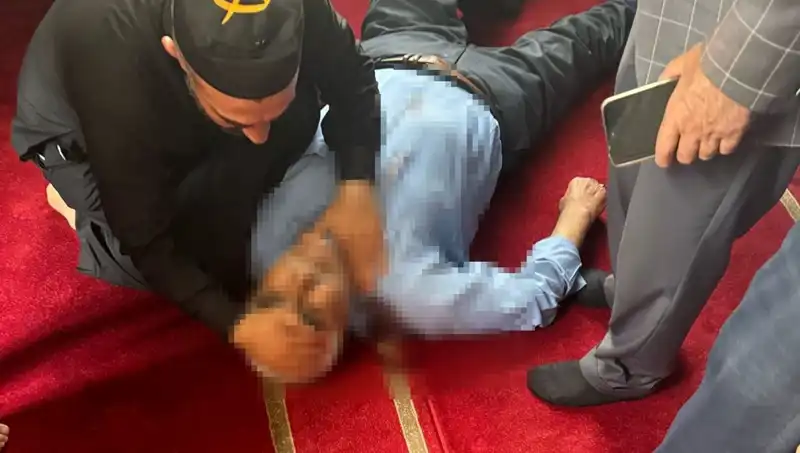 Camide Namaz Kılarken Bıçaklanan Kişinin Hayatı Tehlikede