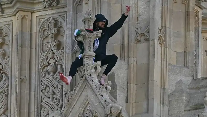 Londra'da Filistin Bayrağıyla Big Ben'e Tırmanan Gösterici Dikkatleri Çekti