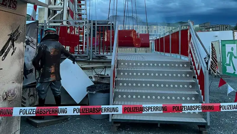 Dönen Salıncak Reklam Direklerine Çarptı: Facia Fark Edilmeden Geçti