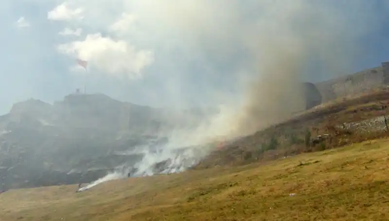 Kars Kalesi'nde Anız Yangını: Doğa ve Tarih Tehlikede