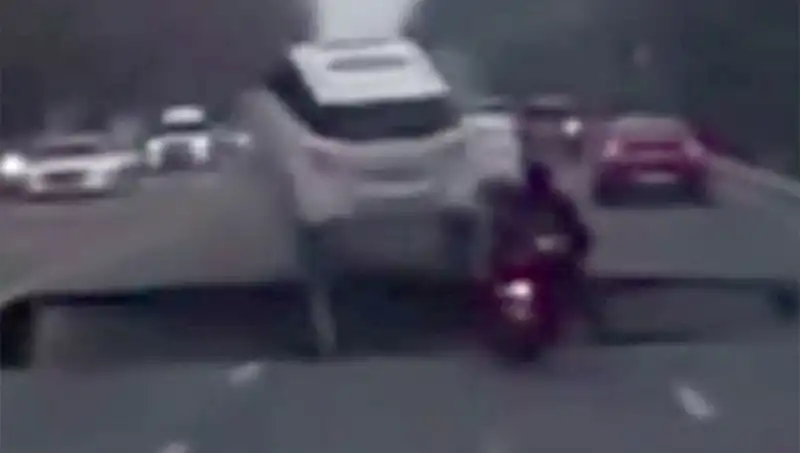 Güney Kore Otoyolunda Dev Çukur: Motosiklet Yok Oldu