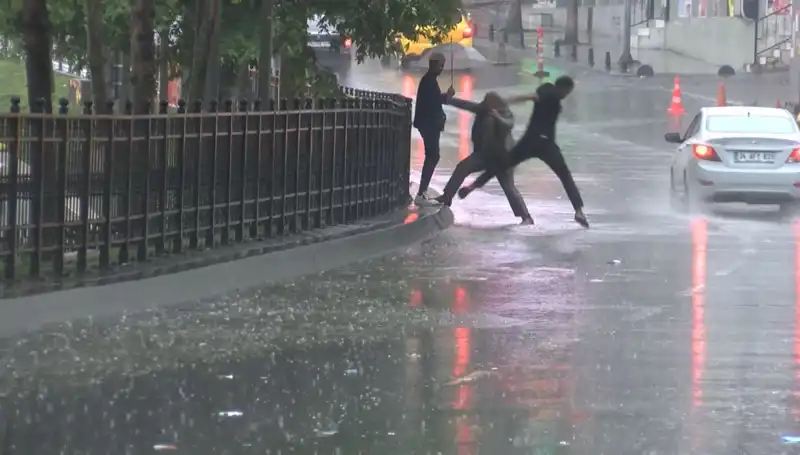 İstanbul ve İzmir için Meteoroloji'den Şok Uyarı: Turuncu Kodlu Alarm!