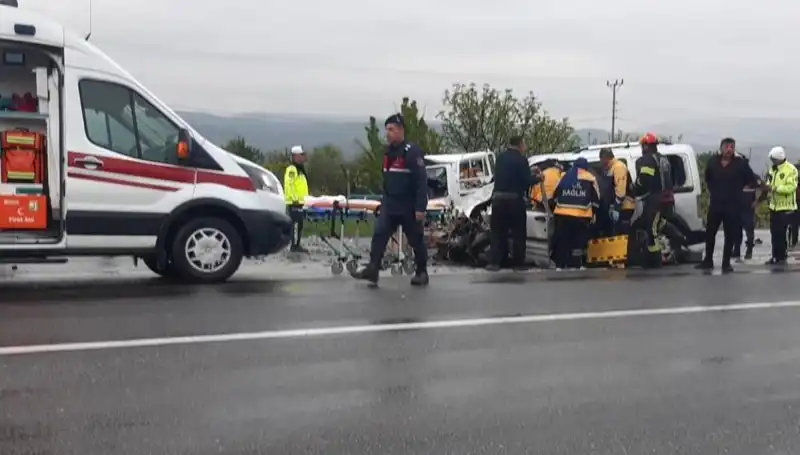 Denizli'de Dehşet Verici Trafik Kazası: İki Araç Kafa Kafaya Çarpıştı