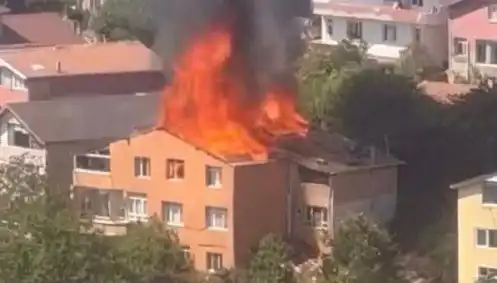 İstanbul’da Yangın Alarmı: Dört Kişi Mahsur Kaldı, Olay Yerinde Panik Yaşandı