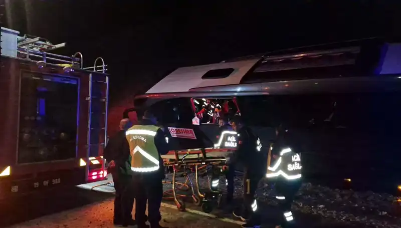 Festival Sonrası Dönüşte Tur Otobüsü Kazası: 15 Yaralı
