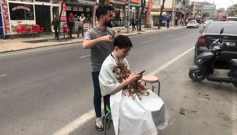 Deprem Anında Yarım Kalan Tıraş, Dışarıda Tamamlandı!