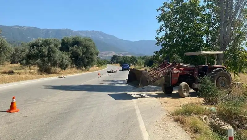 İzmir'de Motosiklet Kazası: Sürücü Ağır Yaralandı, Kaza Anı Dehşete Düşürdü