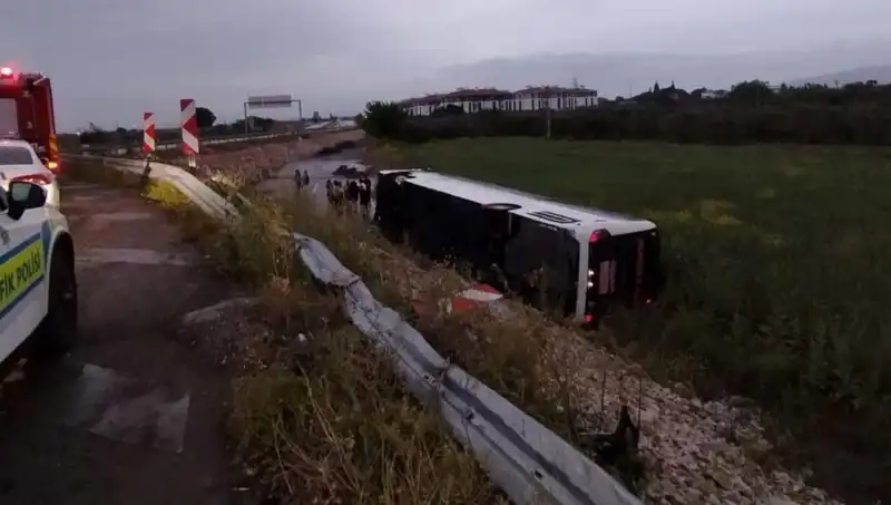 Manisa'da Yolcu Otobüsü Kazası: Çok Sayıda Yaralı İhbar Edildi
