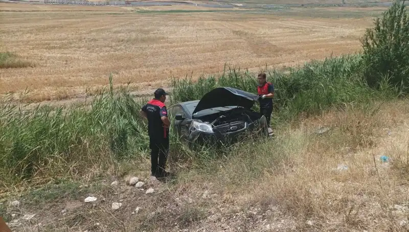 Otomobil Şarampole Uçtu: Korkunç Kazada 2 Yaralı!