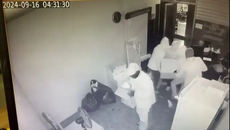 Sırtında Kasa Taşıyan Hırsızlar: Binlerce Lira Hırsızlığı